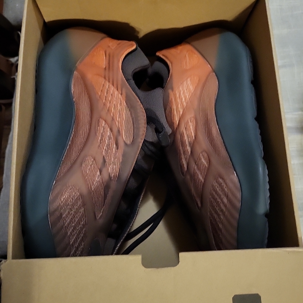 Yeezy 700 V3 Adidas MENS sneakers